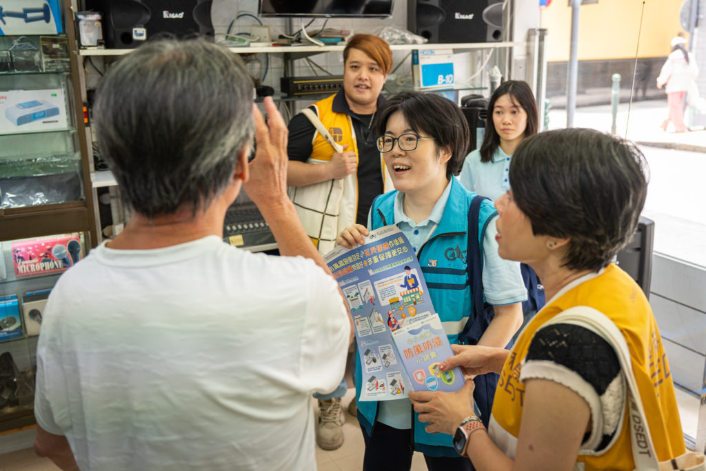 經科局及生產力中心深入社區呼籲商戶落實防風防洪防浸措施應對惡劣天氣 (2026.07.24 新聞稿 經科局/生產力)